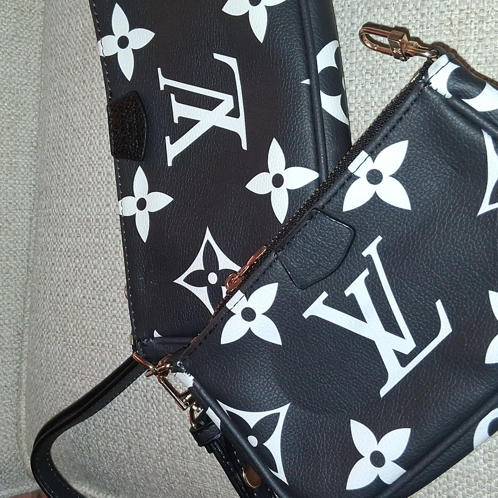 Purse  With Logo. Very Cute   1 DAY SALE Only.   Firm Price , - Picture 11 of 15